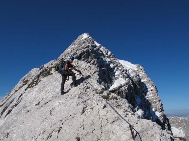 Tassilo-Klettersteig: Christian zwischen Almtaler K&ouml;pfl und Felsenfenster (8. Juni)