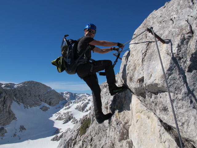 Tassilo-Klettersteig: Christian zwischen Almtaler K&ouml;pfl und Felsenfenster (8. Juni)
