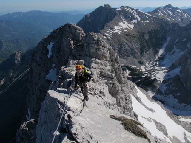 Tassilo-Klettersteig: Sabrina zwischen Almtaler K&ouml;pfl und Felsenfenster (8. Juni)