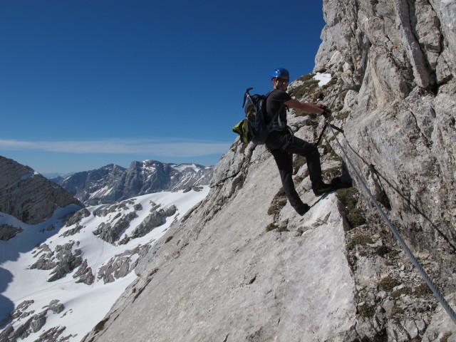 Tassilo-Klettersteig: Christian zwischen Almtaler K&ouml;pfl und Felsenfenster (8. Juni)