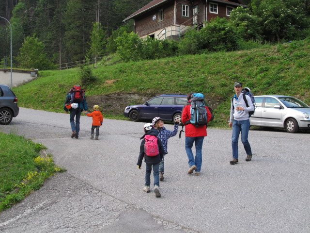 Stefan, Tim, Anja-Liv, Katja-Lin, Kerstin und Florian bei der Talstation der Rax-Seilbahn, 535 m