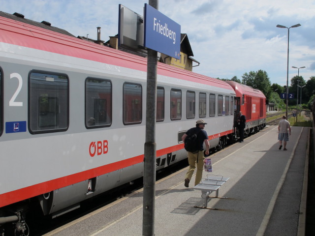 REX 2710 im Bahnhof Friedberg, 551 m