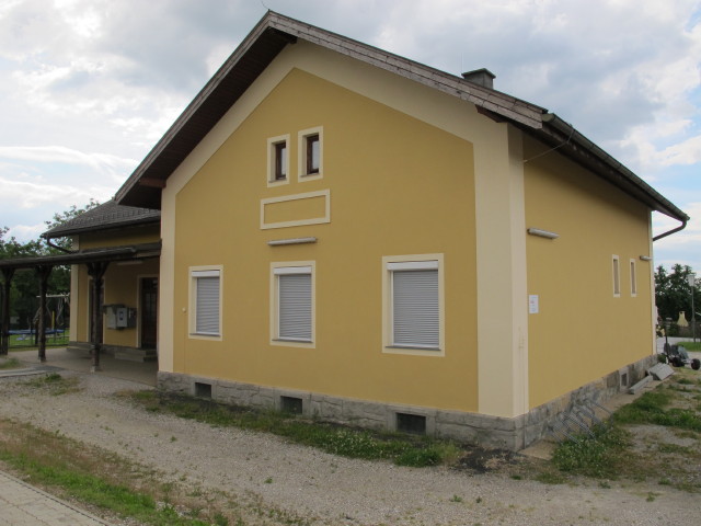 Haltestelle Dechantskirchen, 530 m