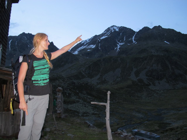 Evelyn bei der Hochschoberhütte, 2.322 m (4. Juli)