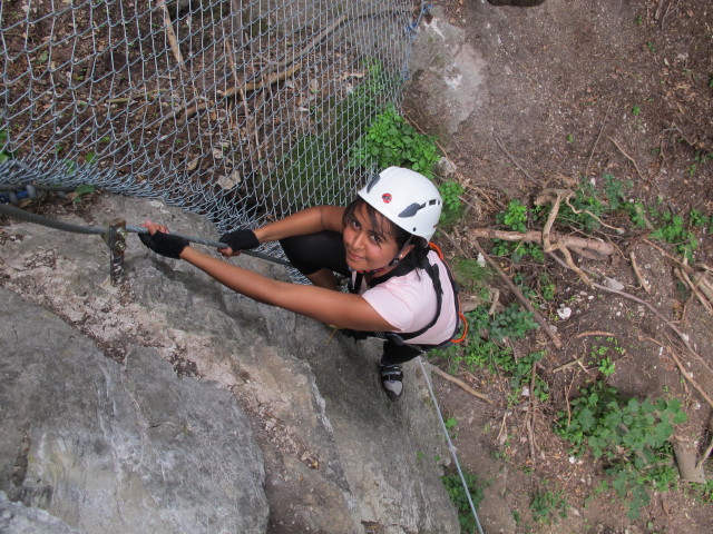 Kinder-Klettersteig: Jasmin beim Steinfangnetz (6. Juli)