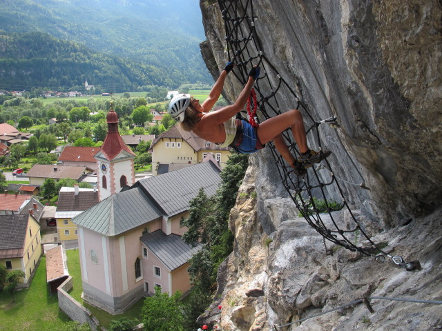 Burgforst-Klettersteig: Irmgard im Kletternetz (6. Juli)