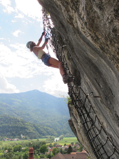 Burgforst-Klettersteig: Irmgard im Kletternetz (6. Juli)