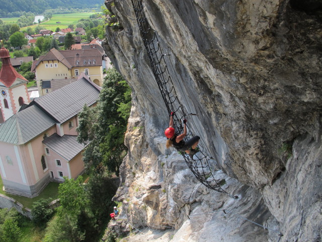 Burgforst-Klettersteig: Doris im Kletternetz (6. Juli)