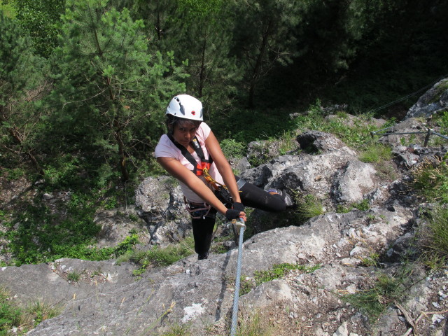 Burgforst-Klettersteig: Jasmin zwischen Seilbrücke und Kreuzung mit dem Kirchblick-Klettersteig (6. Juli)