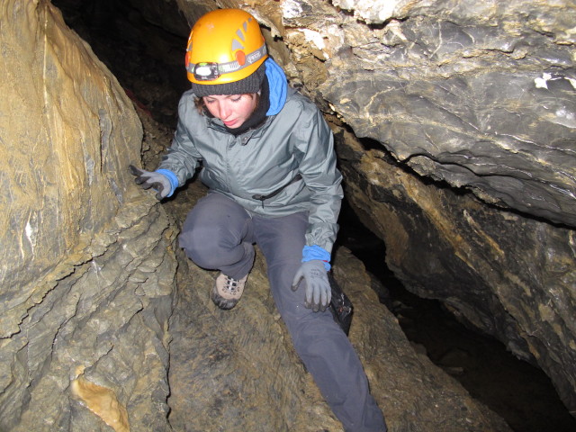 Hannelore in der Obstanser Eishöhle