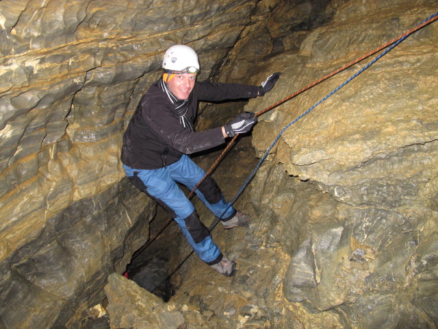 Daniel in der Obstanser Eishöhle