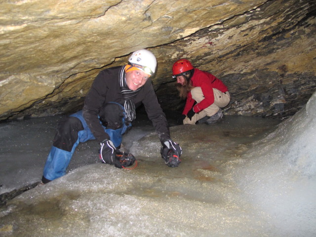 Daniel und Doris in der Obstanser Eishöhle