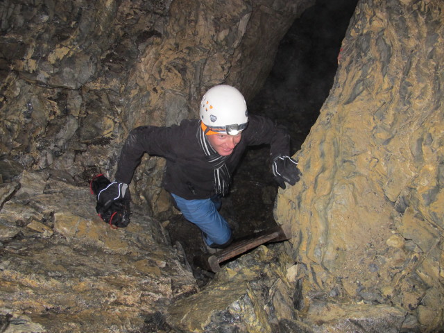 Daniel in der Obstanser Eishöhle