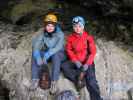 Hannelore und Diana im Eingang der Obstanser Eishöhle