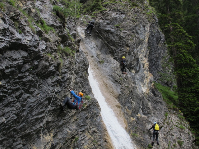 Millnatzenklamm-Klettersteig: Hannelore, Josef, Angelika und Sonja im Sektor 2