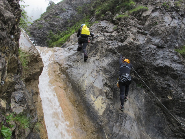 Millnatzenklamm-Klettersteig: Sonja und Edith im Sektor 2