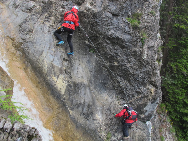 Millnatzenklamm-Klettersteig: Cathrin und Ulrike im Sektor 2