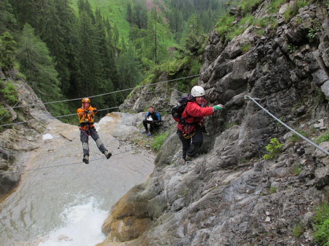 Millnatzenklamm-Klettersteig: Erich, Wolfgang und Ulrike am Beginn von Sektor 3