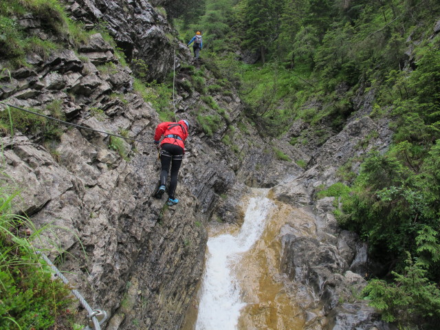 Millnatzenklamm-Klettersteig: Cathrin und Hannelore im Sektor 3