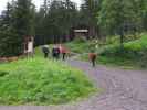 Josef, Angelika, Edith, Sonja, Cathrin und Ulrike zwischen Parkplatz und Infotafel