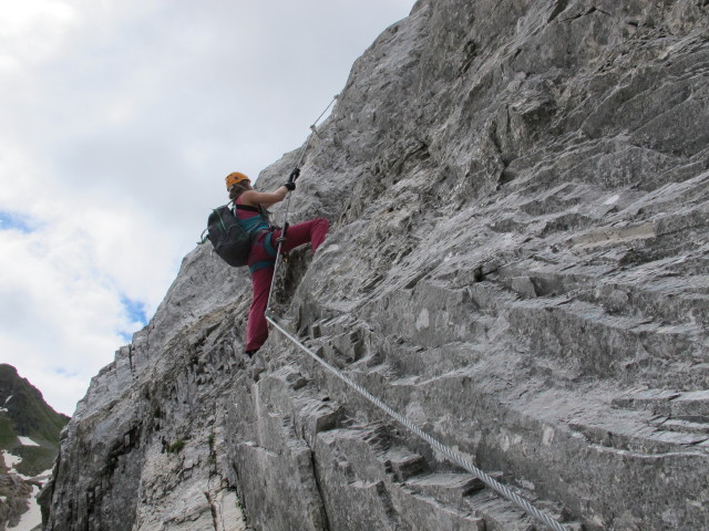 Große Kinigat-Klettersteig: Miriam am Elfenbeinpfeiler