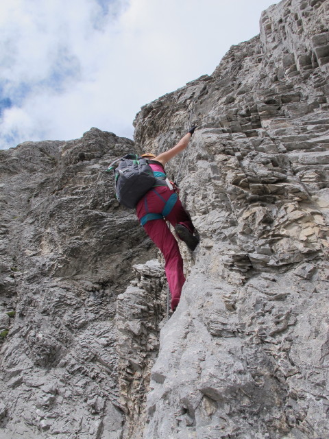 Große Kinigat-Klettersteig: Miriam im Schwitzerwandl