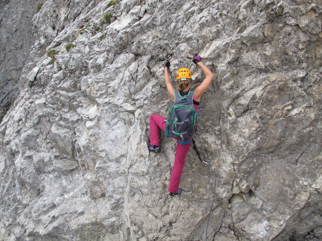 Große Kinigat-Klettersteig: Miriam beim Kartitscher Köpfl