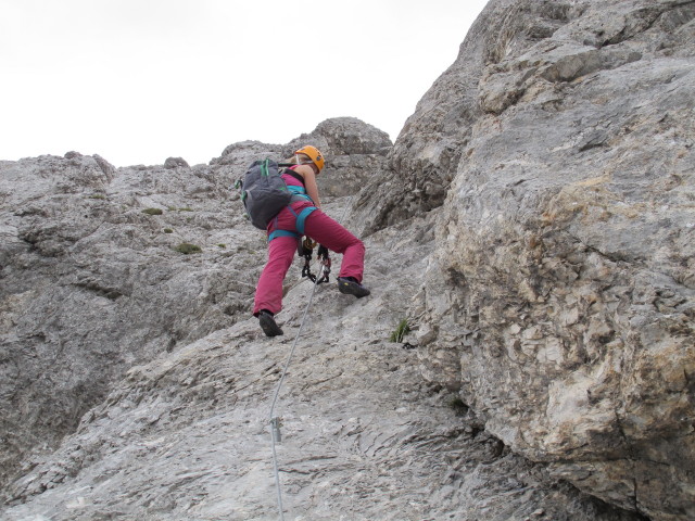 Große Kinigat-Klettersteig: Miriam zwischen Roter Rinne und Ausstieg