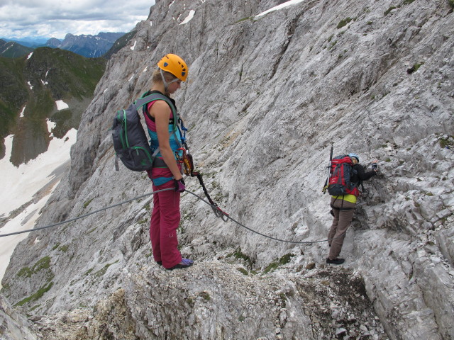 Große Kinigat-Klettersteig: Miriam und Evelyn zwischen Roter Rinne und Ausstieg