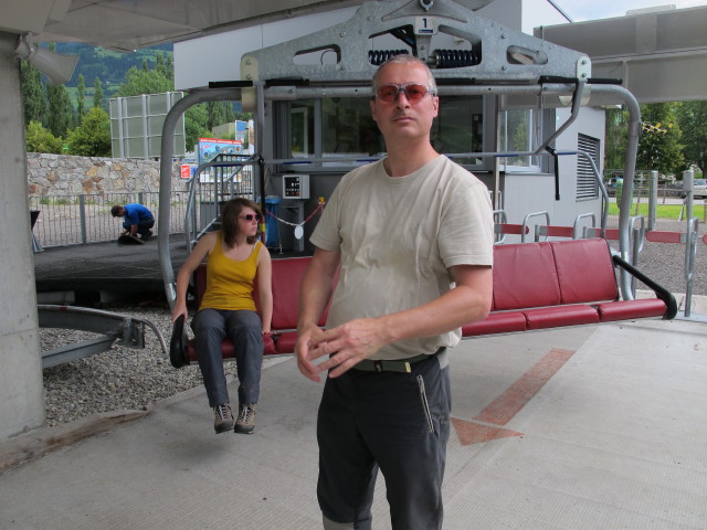 Hannelore und Erich in der Talstation der Schlossbergbahn
