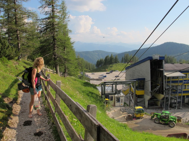 Sabrina auf Weg 615 zwischen Talstation der Dachstein-Seilbahn und der Dachstein-S&uuml;dwandh&uuml;tte (18. Juli)