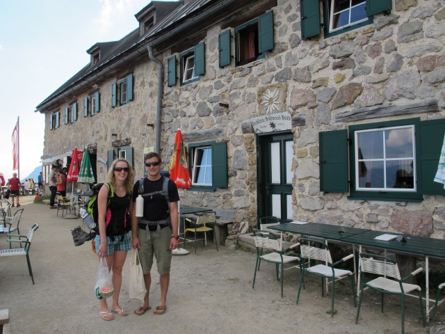 Sabrina und Christian bei der Dachstein-S&uuml;dwandh&uuml;tte, 1.871 m (18. Juli)