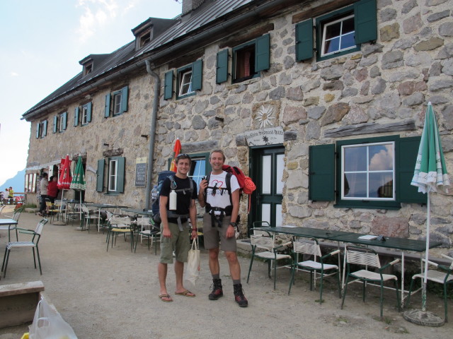 Christian und ich bei der Dachstein-S&uuml;dwandh&uuml;tte, 1.871 m (18. Juli)