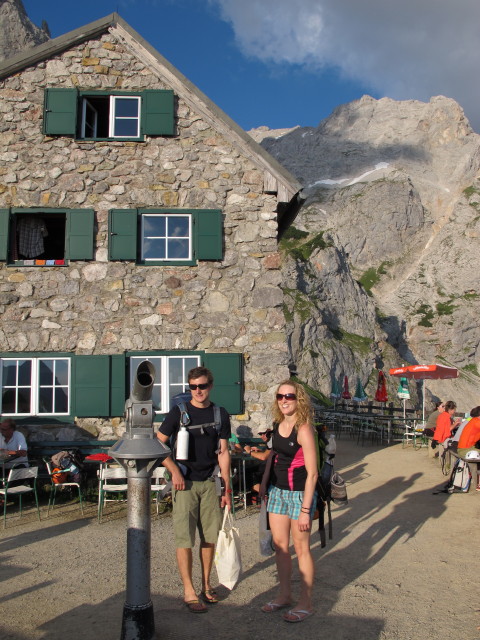 Christian und Sabrina bei der Dachstein-S&uuml;dwandh&uuml;tte, 1.871 m (18. Juli)