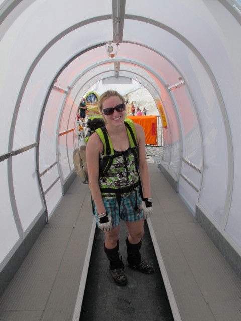 Sabrina zwischen Hallst&auml;tter Gletscher und Bergstation der Dachstein-Seilbahn (20. Juli)