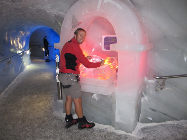 Eispalast: Ich beim G&auml;stebuch (20. Juli)