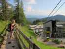 Sabrina auf Weg 615 zwischen Talstation der Dachstein-Seilbahn und der Dachstein-Südwandhütte (18. Juli)