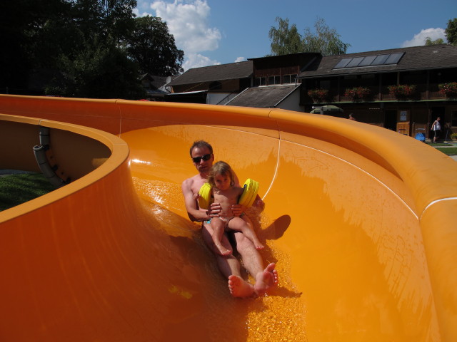 Andreas und Antonia auf der Wasserrutsche