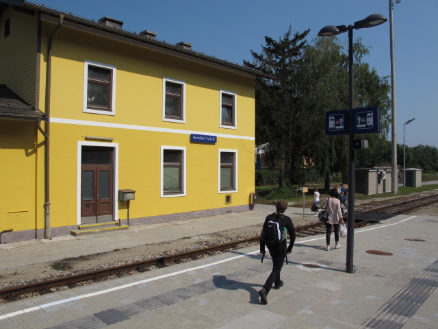 Bahnhof Berndorf Fabrik, 304 m