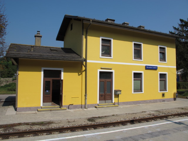 Bahnhof Berndorf Fabrik, 304 m