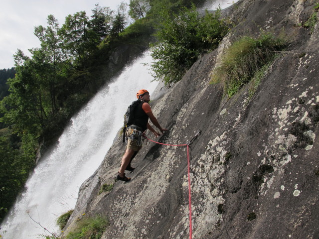 Axel in der sechsten Seillänge der Klettertour 'Wasserfall'