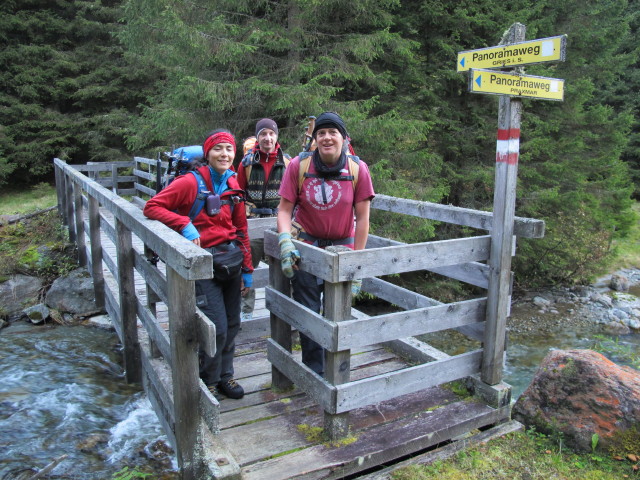 Anna, Christoph und Gudrun am Panoramaweg zwischen Juifenau und Praxmar (27. Sep.)