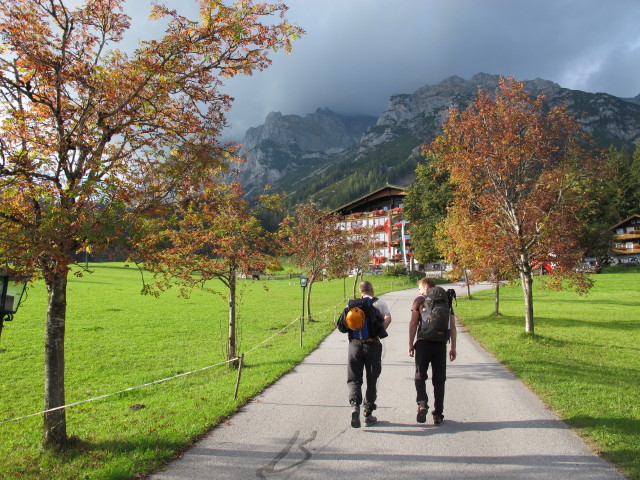 Erich und David beim Gasthof Feisterer (3. Okt.)