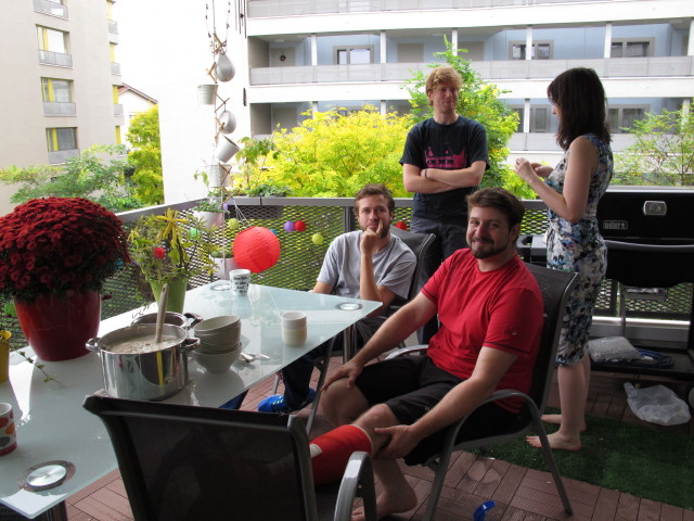 Cas, Diederik, Markus und Ayesha in Markus Wohnung