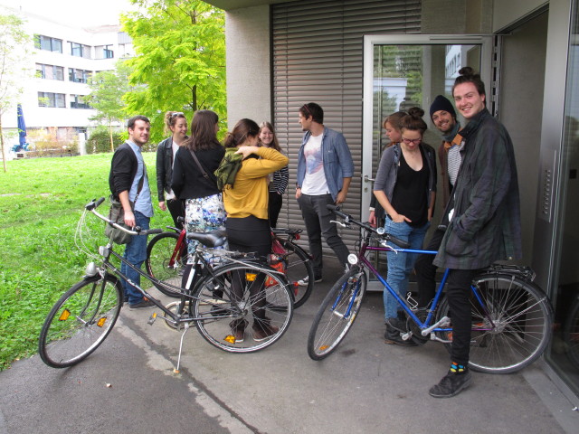 ?, ?, Ayesha, Leo, Ailbhe, Fred, Laura, Judy, Luke und Sean in der Feldblumenstraße