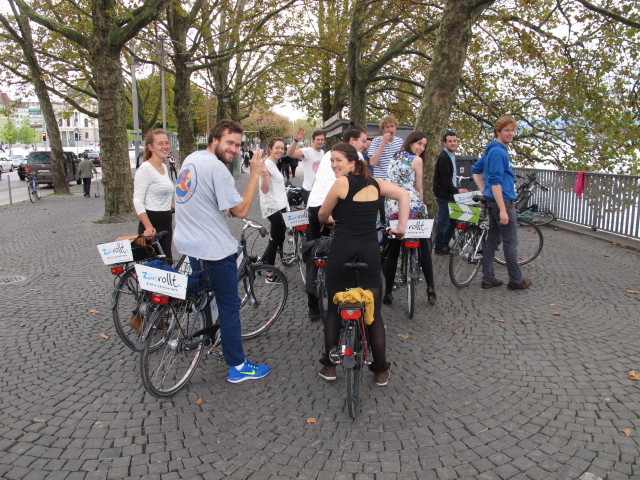 ?, Cas, Laura, Fred, Leo, Sean, ?, Ayesha, ? und Diederick bei der Quaibrücke