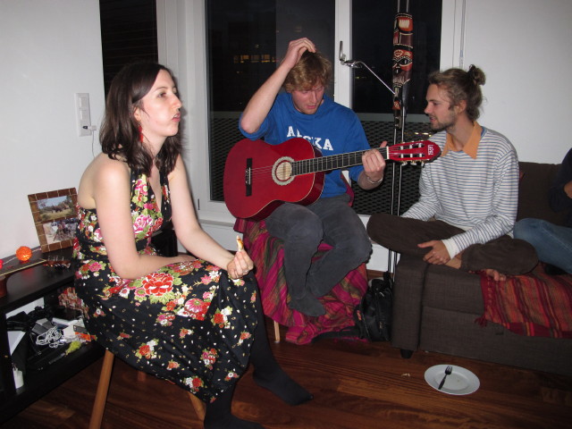 Ayesha, Diederick und Luke in Markus Wohnung