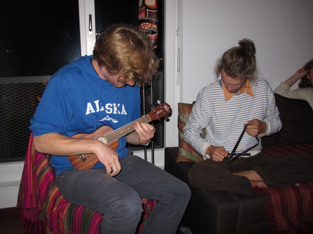 Diederick und Luke in Markus Wohnung