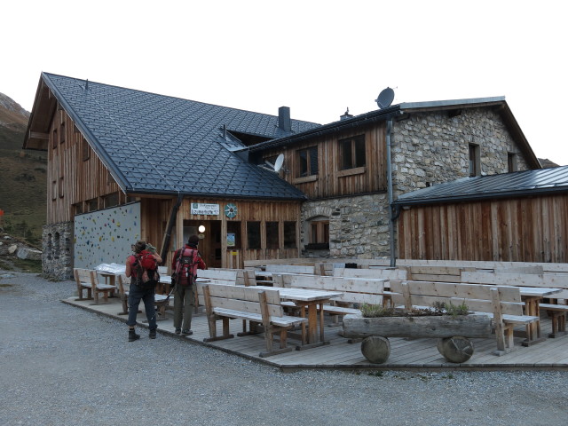 Gudrun und Christoph bei der Lizumer H&uuml;tte, 2.019 m (18. Okt.)