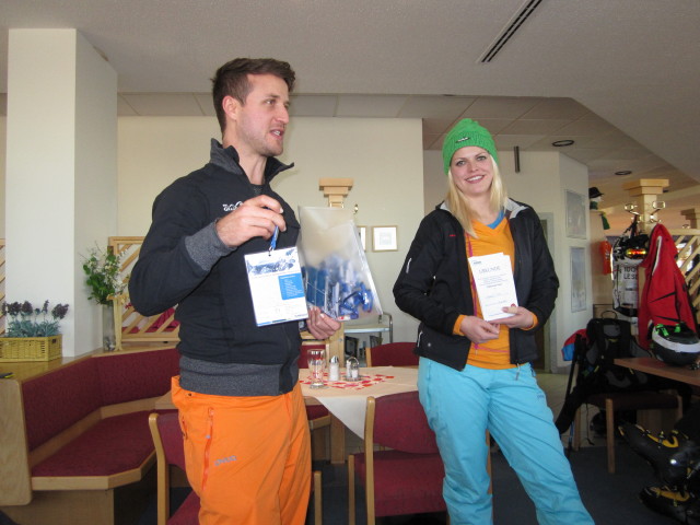 Elias und Maria in der Bergstation der Dachstein-Seilbahn, 2.687 m